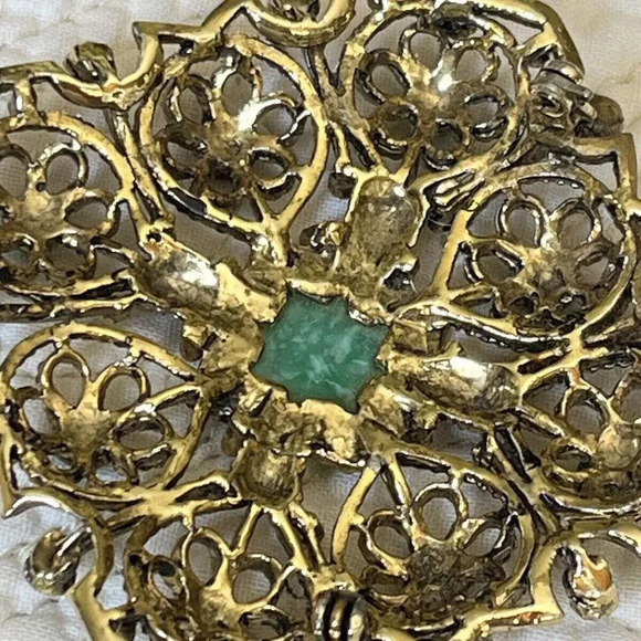 Vintage Open Work Green Faux Stone Gold tone ‎ Ornate  Pin Brooch - Picture 9 of 9